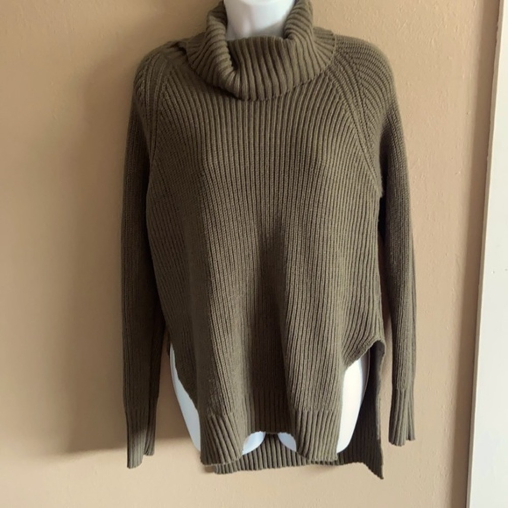 RETROD women’s high/low sweater with slits